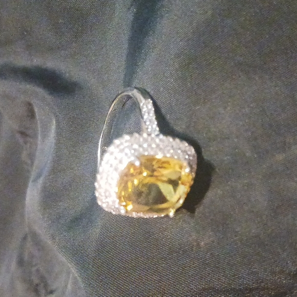 Large yellow cubic zirconia - Picture 1 of 4
